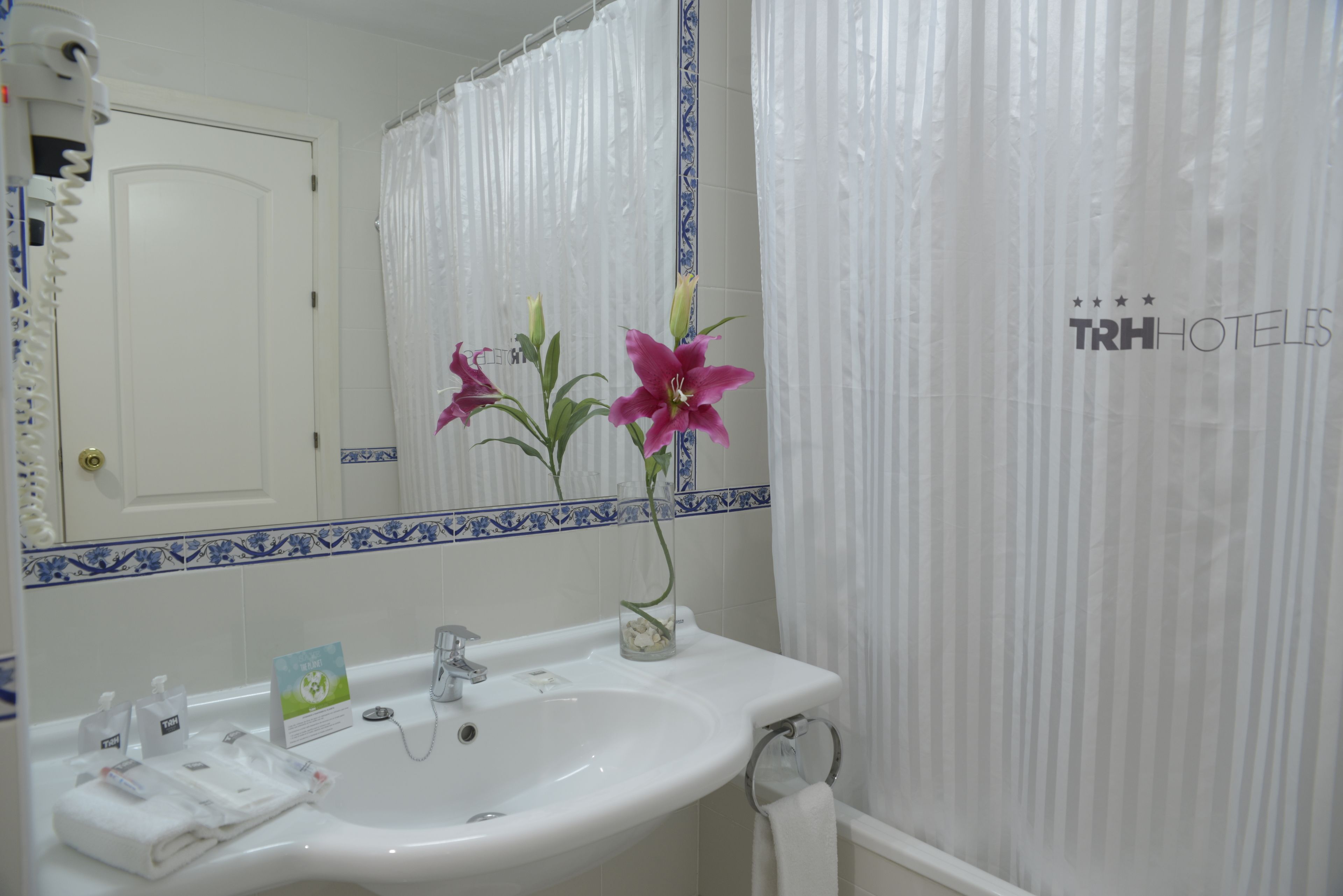 bathtub, deep-soaking bathtub, hair dryer, bidet