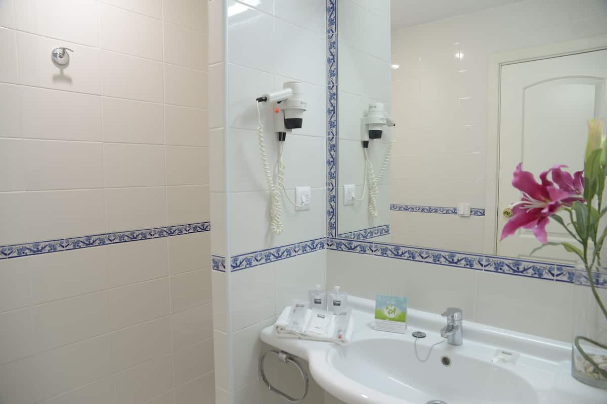 bathtub, deep-soaking bathtub, hair dryer, bidet