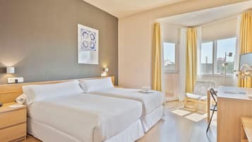 Een minibar, een kluis op de kamer, een bureau, een laptopwerkplek