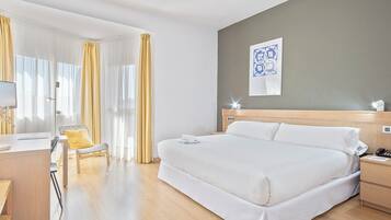 Double Room, 1 King Bed | Minibar, in-room safe, desk, laptop workspace