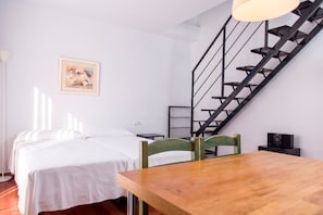 Nhà Duplex, hiên (Duplex) | Màn/rèm cản sáng, truy cập Internet không dây miễn phí, bộ trải giường 