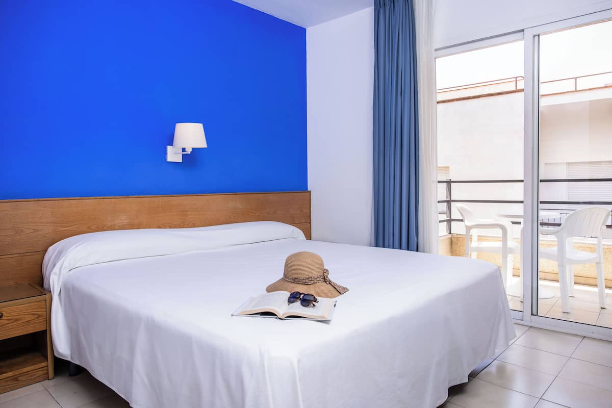 Blackout curtains, free WiFi, bed sheets