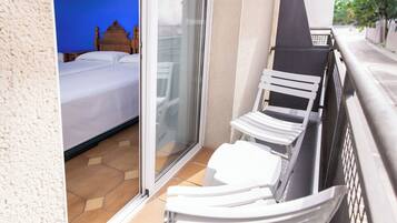 Standaard driepersoonskamer, balkon | Terras