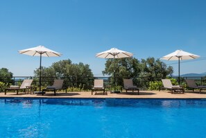 Seasonal outdoor pool, pool umbrellas, sun loungers - Rusticae Hotel Restaurant Can Xiquet (Cantallops)