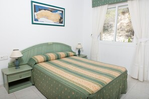 Cots/infant beds, bed sheets