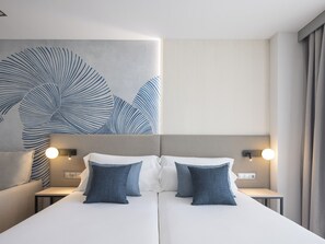 In-room safe, desk, free cribs/infant beds, free WiFi - AR Diamante Beach Spa & Convention Center (Calpe)