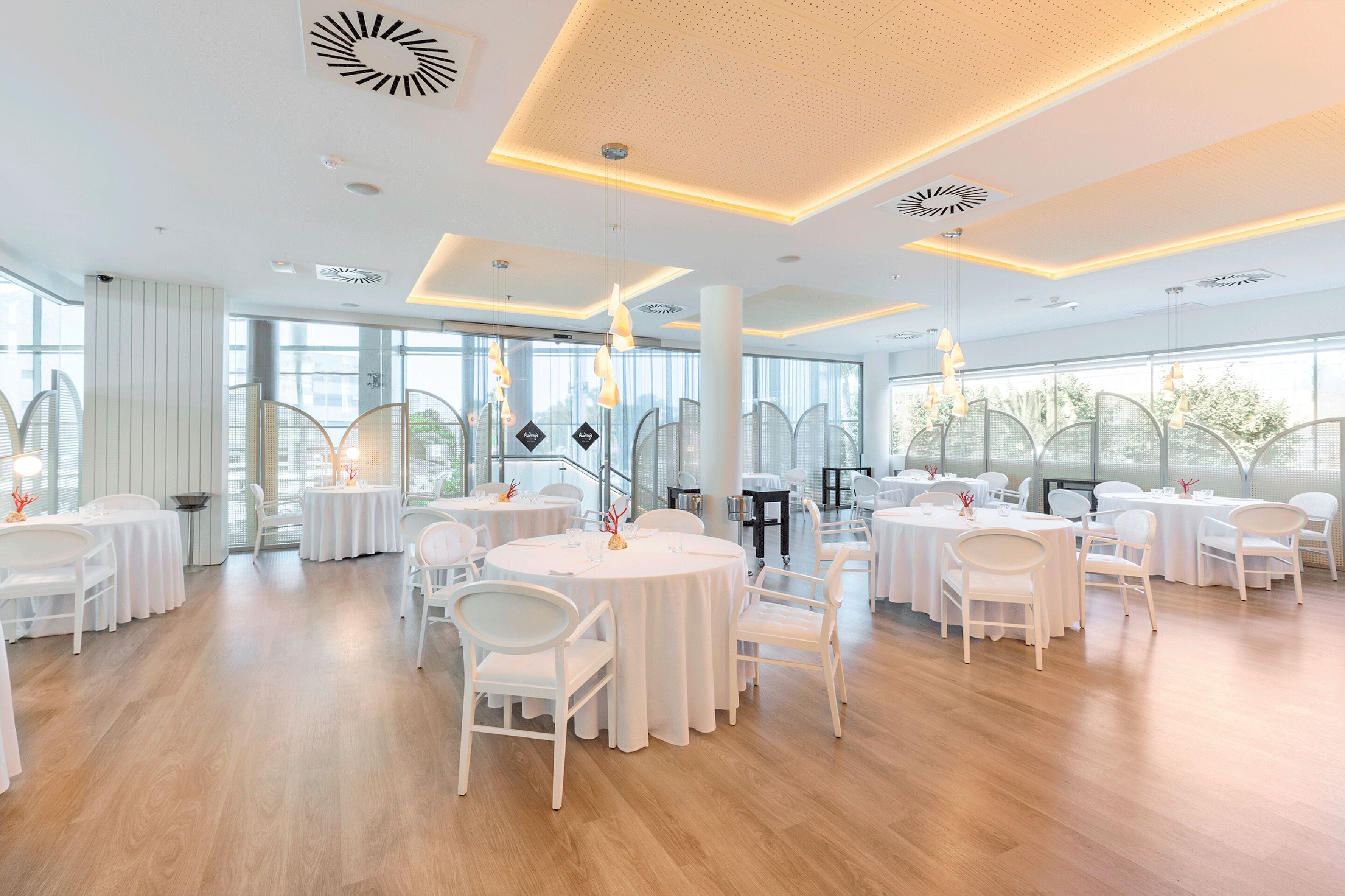 2 restaurants, breakfast, lunch, dinner served; regional cuisine