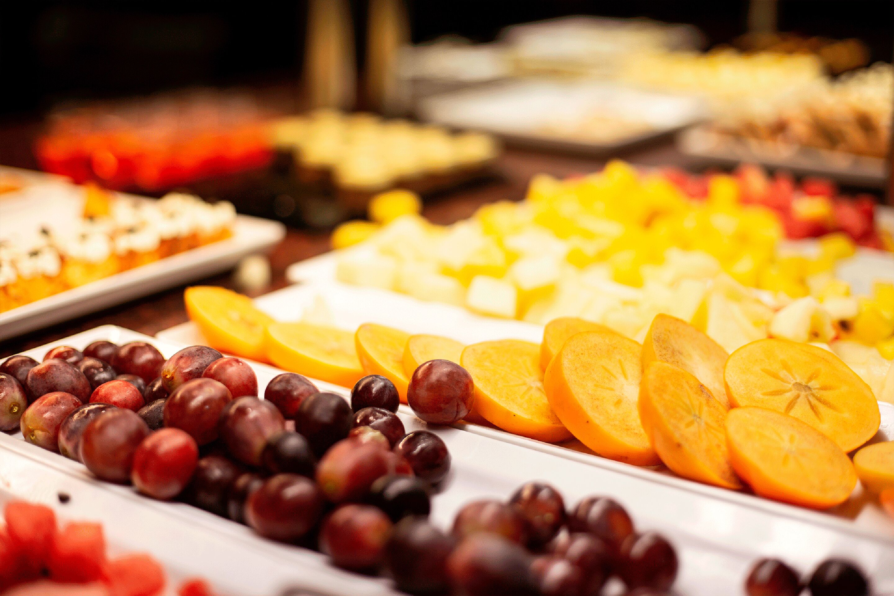 Un bufé con diversas frutas y verduras.