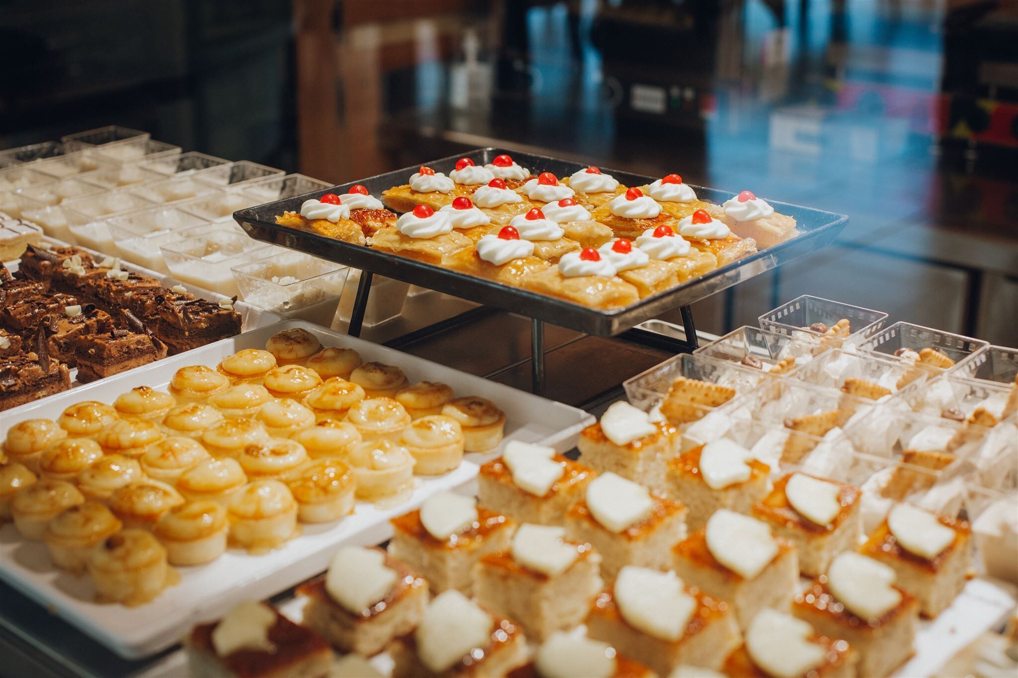 Una selezione di dolci esposti in un buffet.