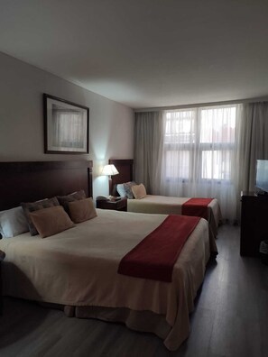 Quarto triplo clássico | Cofres nos quartos, berços grátis, Wi-Fi de cortesia, roupa de cama
