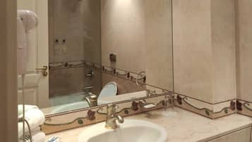 Classic Triple Room | In-room safe, free cribs/infant beds, free WiFi, bed sheets