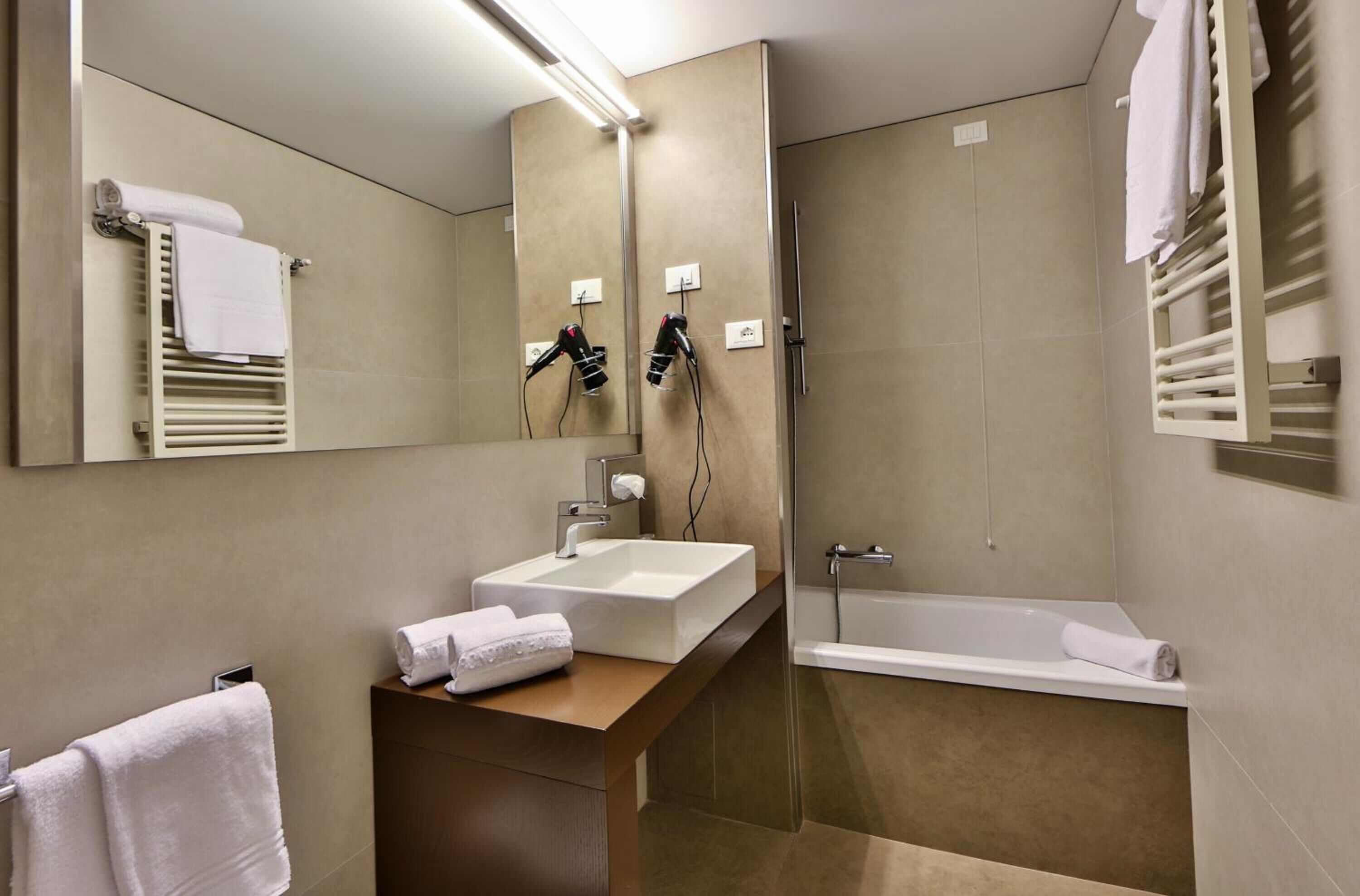 superior double room | bathroom | combined shower/bathtub, free toiletries, hair dryer, towels