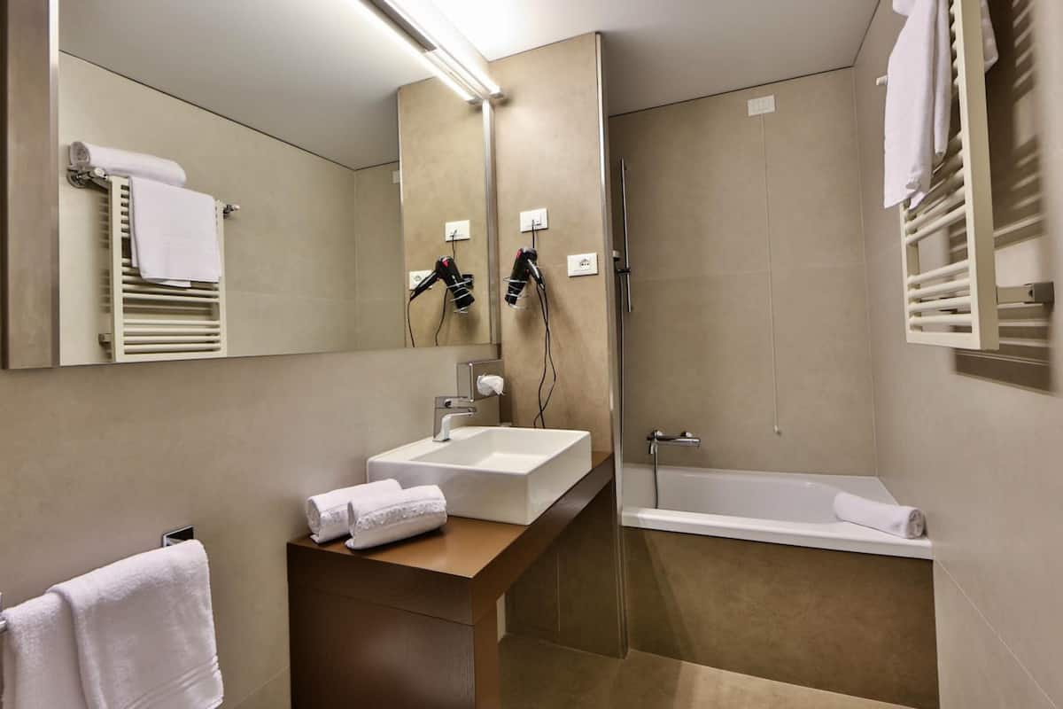 superior double room | bathroom | combined shower/bathtub, free toiletries, hair dryer, towels