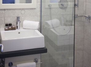 Ensemble douche/baignoire, articles de toilette gratuits, sèche-cheveux