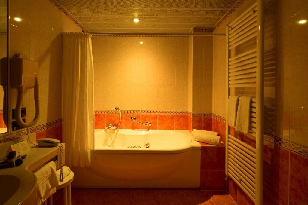 comfort double room | bathroom | combined shower/bathtub, free toiletries, hair dryer, towels
