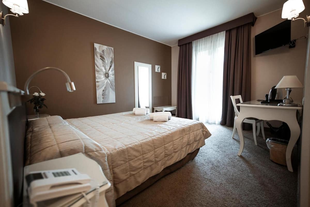 superior double room | minibar, in-room safe, desk, blackout curtains