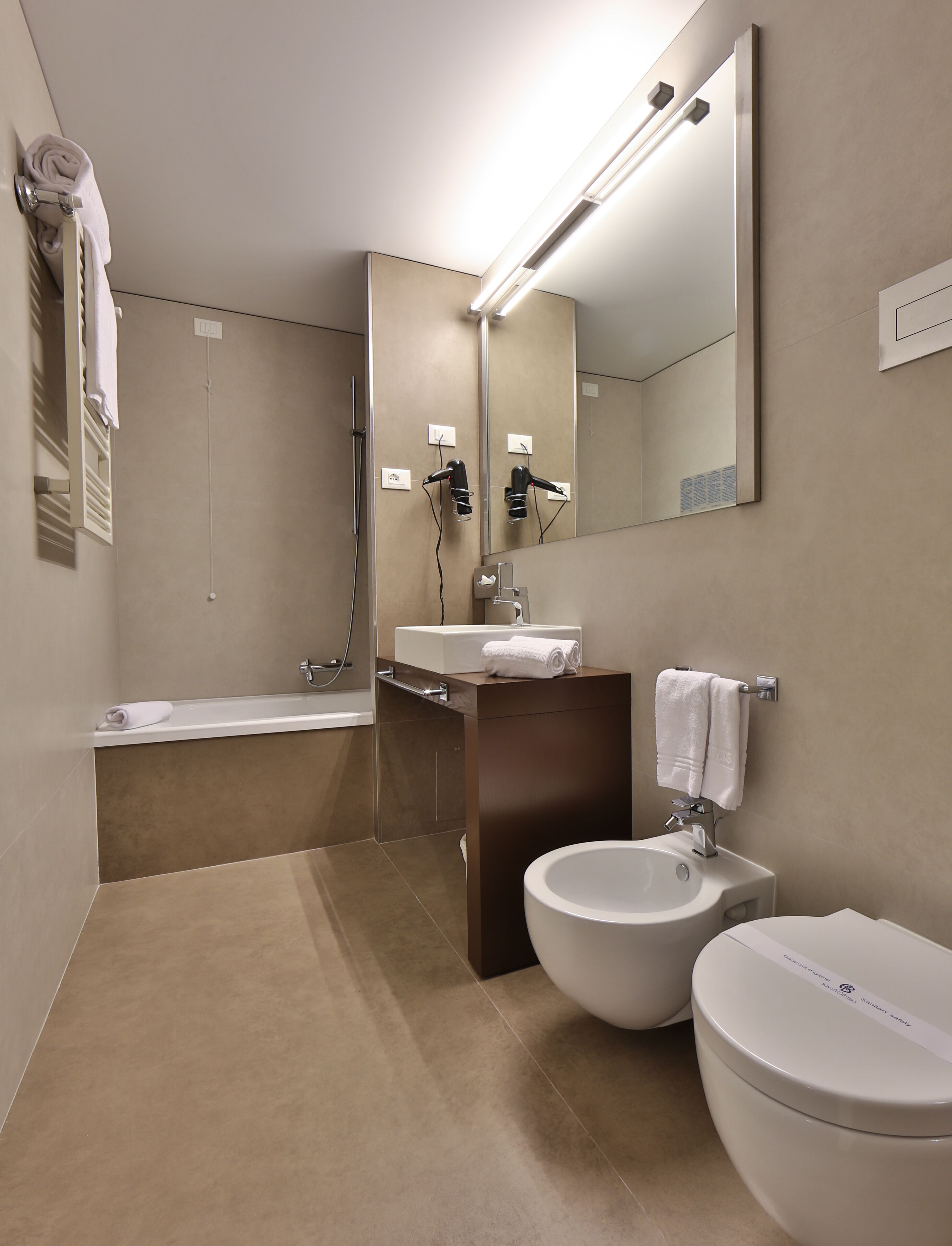 superior double room | bathroom | combined shower/bathtub, free toiletries, hair dryer, towels