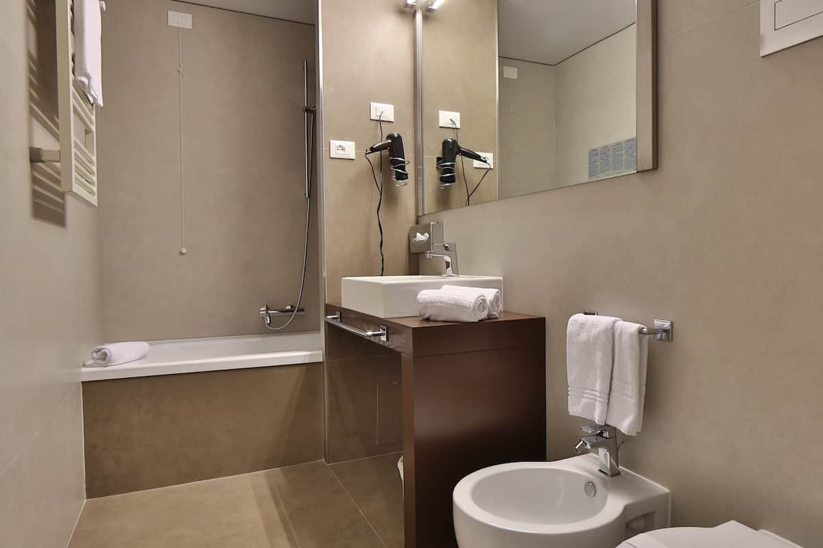 superior double room | bathroom | combined shower/bathtub, free toiletries, hair dryer, towels
