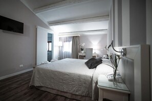 Dobbelt- eller tomannsrom – deluxe | Minibar, safe på rommet, skrivebord og blendingsgardiner