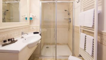 Deluxe-Doppelzimmer | Badezimmer | Duschwanne, kostenlose Toilettenartikel, Haartrockner, HandtĂŒcher