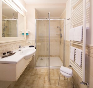 Kamar Double atau Twin Deluks | Kamar mandi | Kombinasi shower/bathtub dan perlengkapan mandi gratis