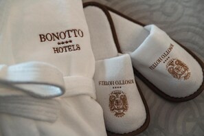 Combined shower/bathtub, free toiletries, hair dryer, towels - Bonotto Hotel Belvedere (Bassano del Grappa)