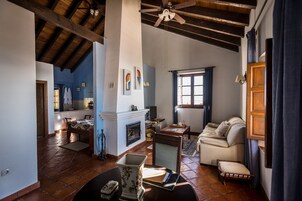 Suite, chimenea | Minibar, caja fuerte, decoración individual y escritorio