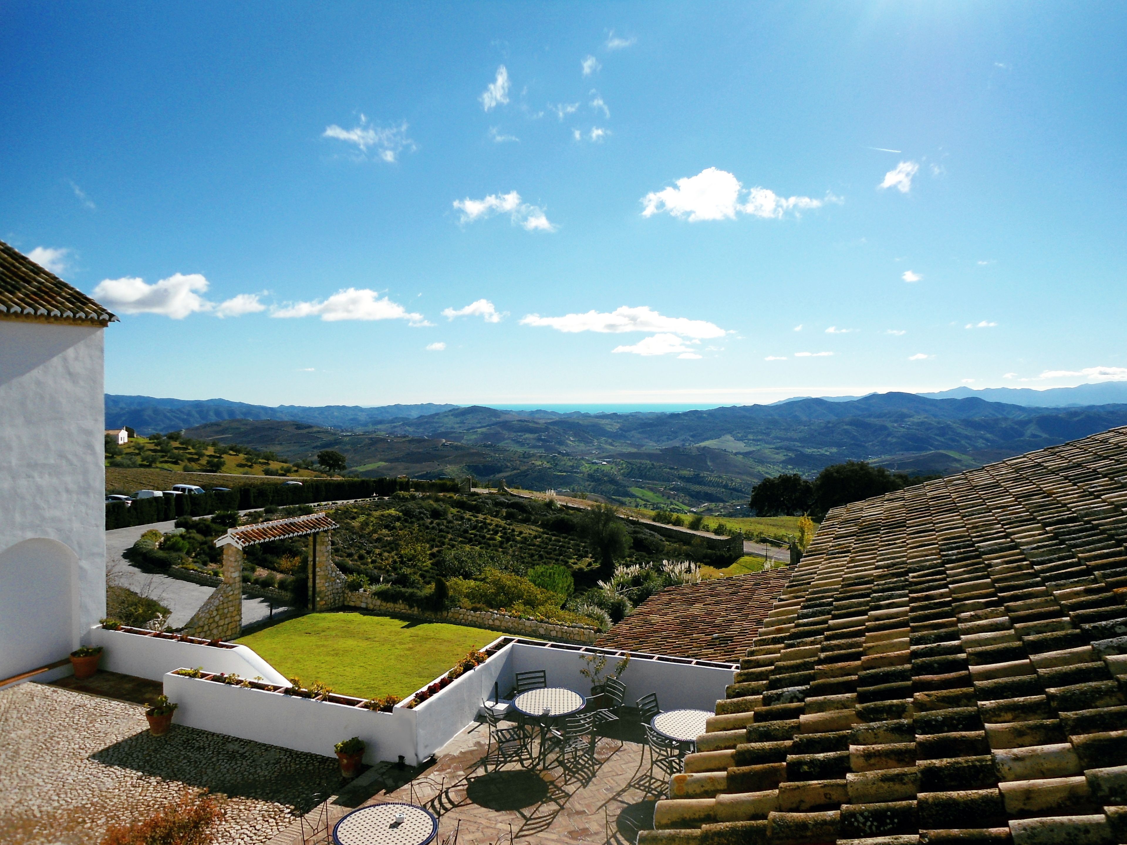 Una terraza con vistas a colinas ondulantes y montañas.