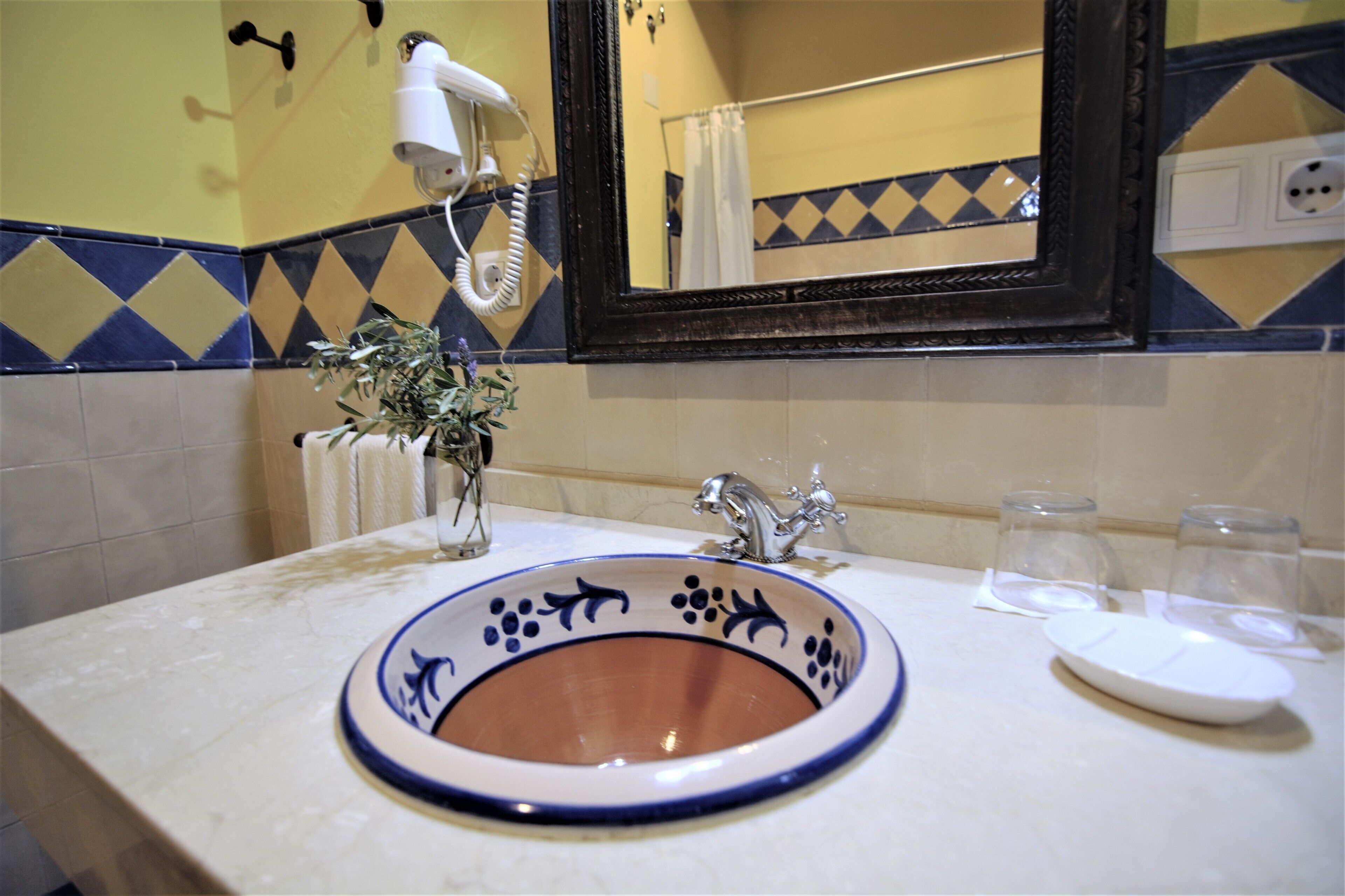 economy double room | bathroom | combined shower/bathtub, free toiletries, hair dryer, bidet