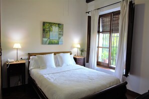 Økonomi-dobbeltrom | Minibar, safe på rommet, individuelt dekorert og skrivebord