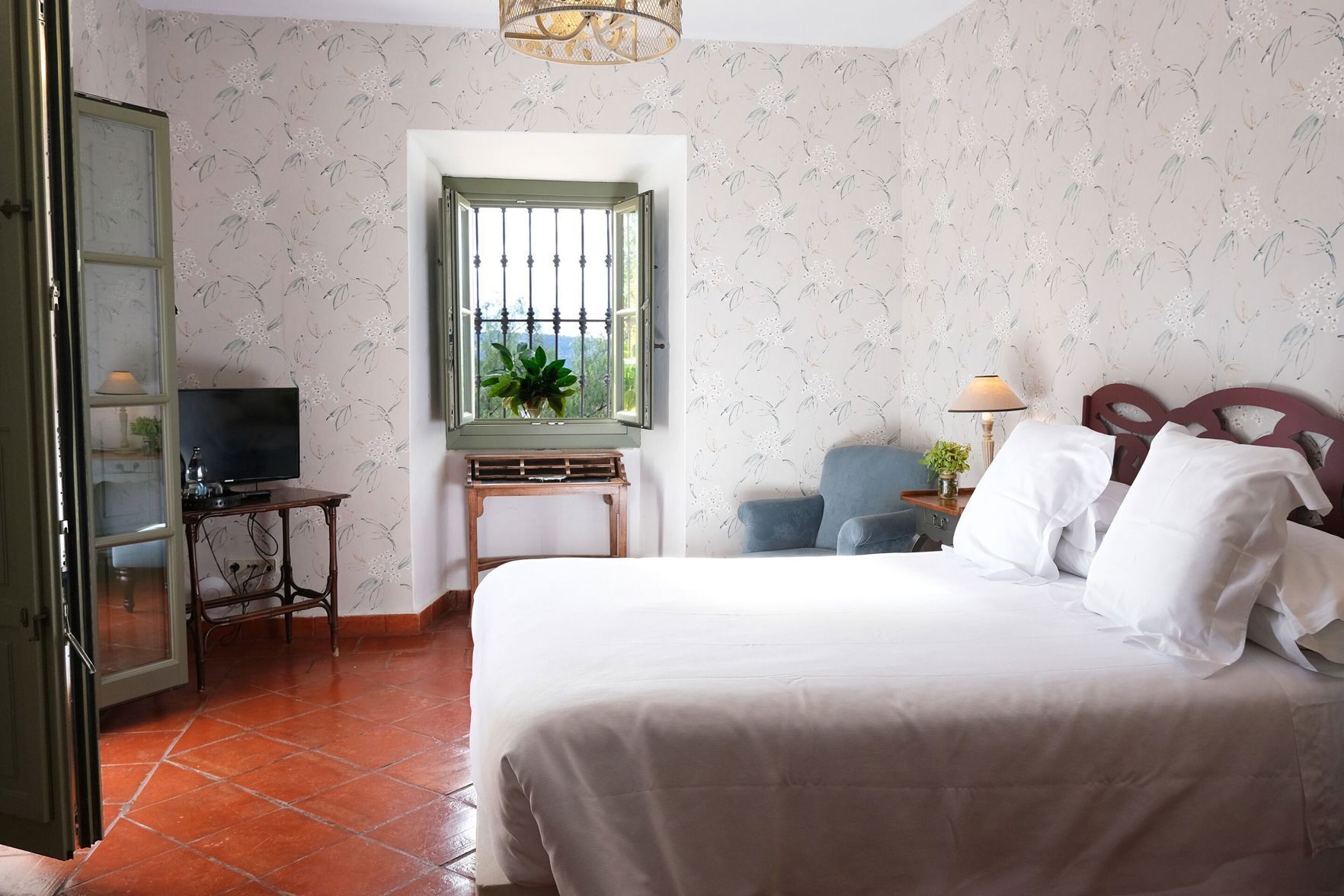 Sistema de insonorización, cunas gratuitas, wifi gratis y ropa de cama