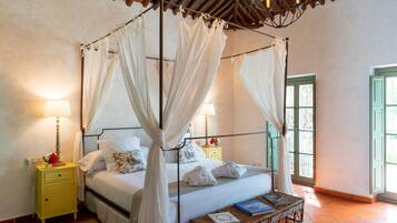 Suite | Soundproofing, free cots/infant beds, free WiFi, bed sheets