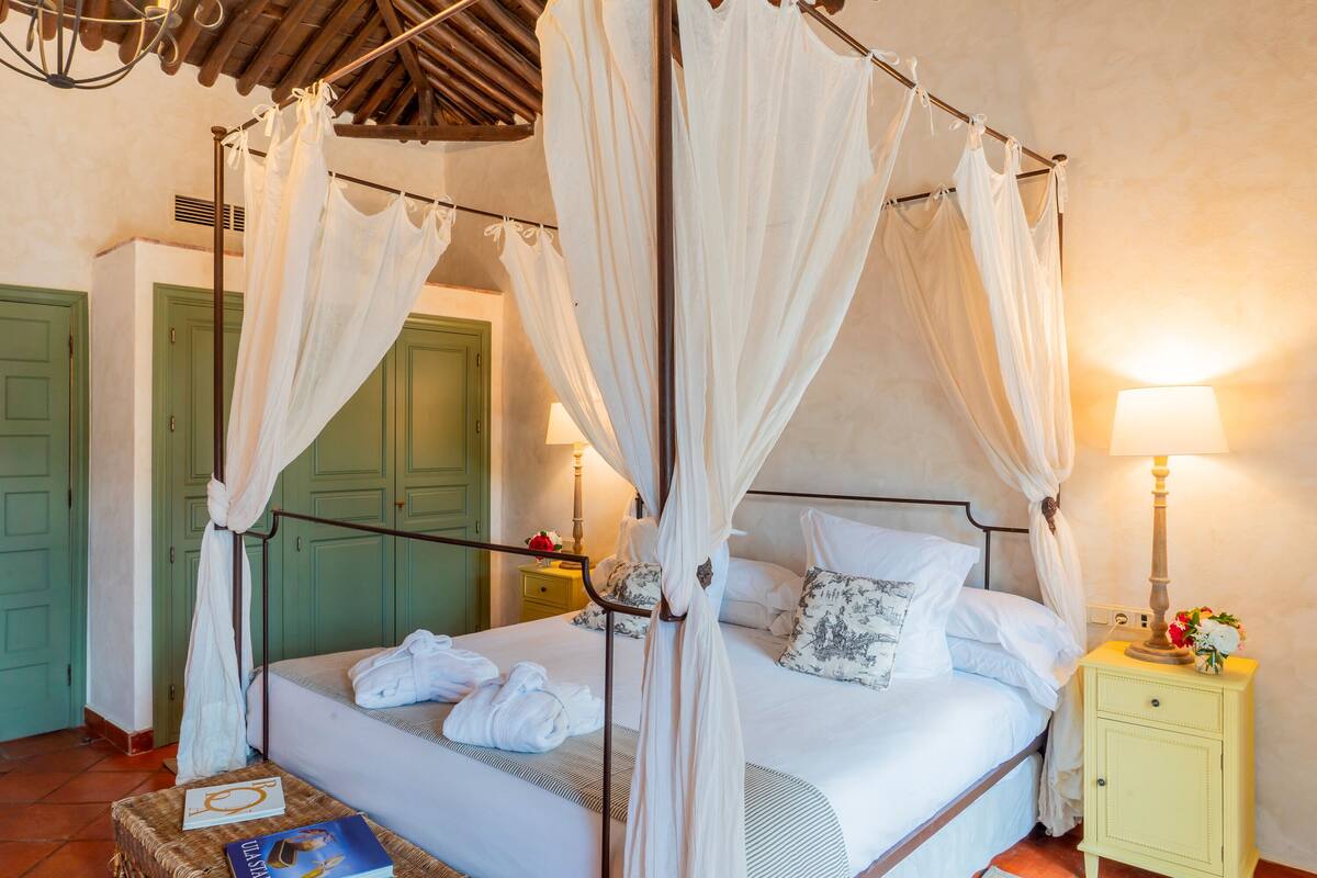 suite | soundproofing, free cots/infant beds, free wifi, bed sheets