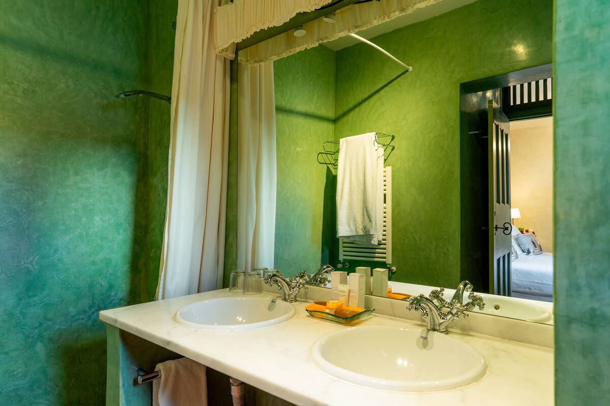 junior suite | bathroom | combined shower/bathtub, free toiletries, hair dryer, towels