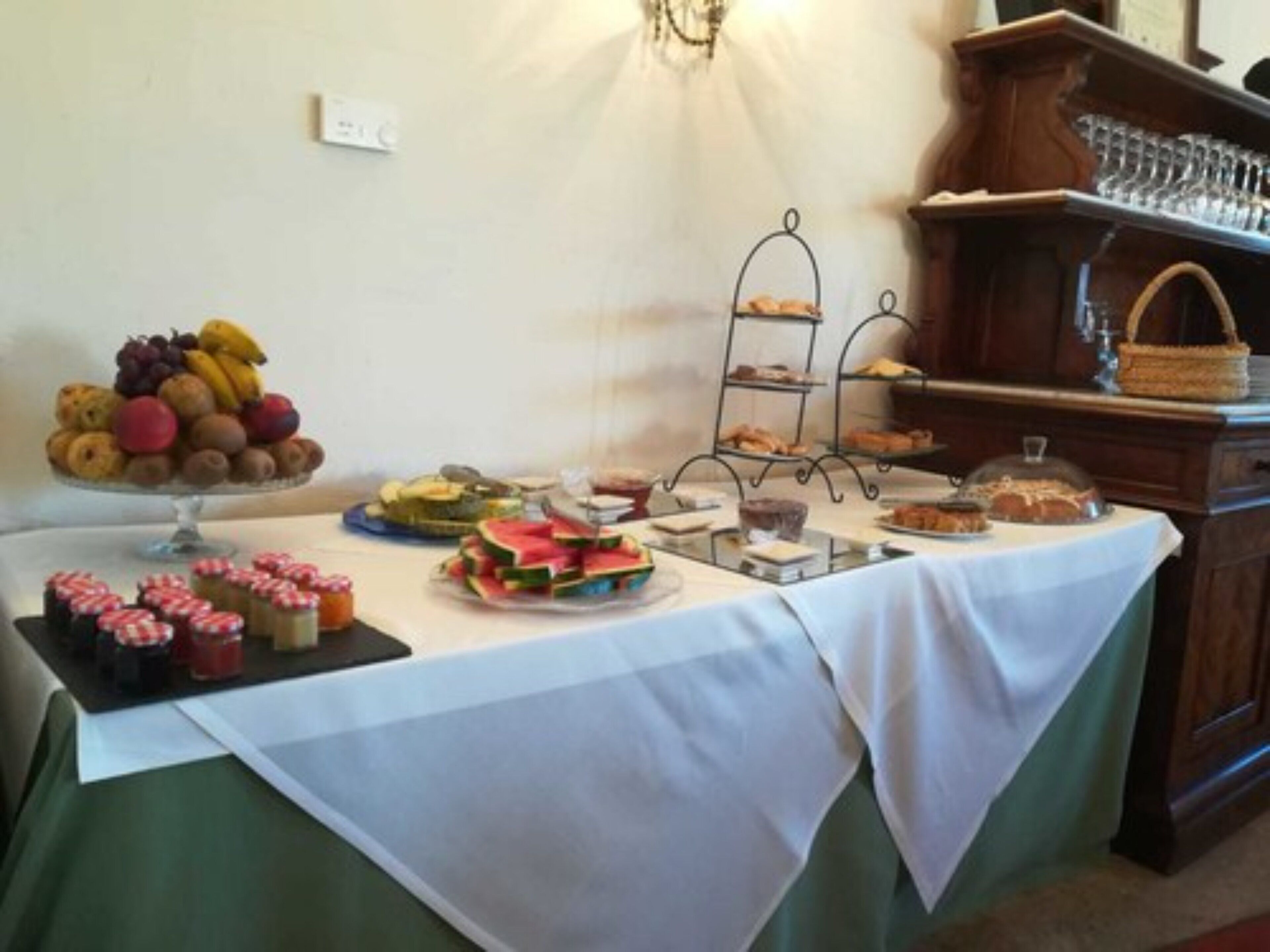 Sarapan bufet setiap hari (EUR 20 seorang) 