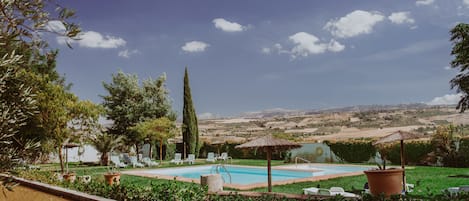 Piscina stagionale all'aperto, ombrelloni da piscina, lettini