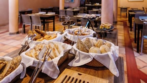 Een buffet met diverse broden en gebak.