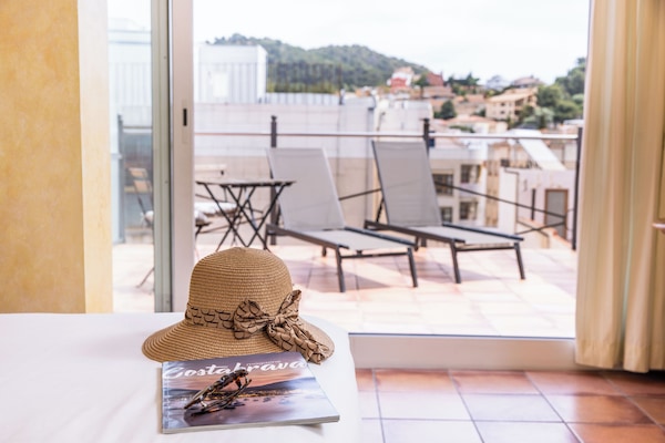 Doble Terraza | Premium bedding, down comforters, in-room safe, desk