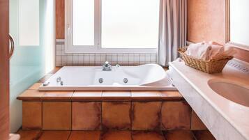 Deluxe con Terraza | Badeværelse | Kombination af bruser/badekar, gratis toiletartikler, hårtørrer