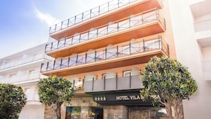 Een meerlaags hotel met een modern design, voorzien van balkons op elke verdieping en een opvallend bord met de naam 'HOTEL VILA de SA'.