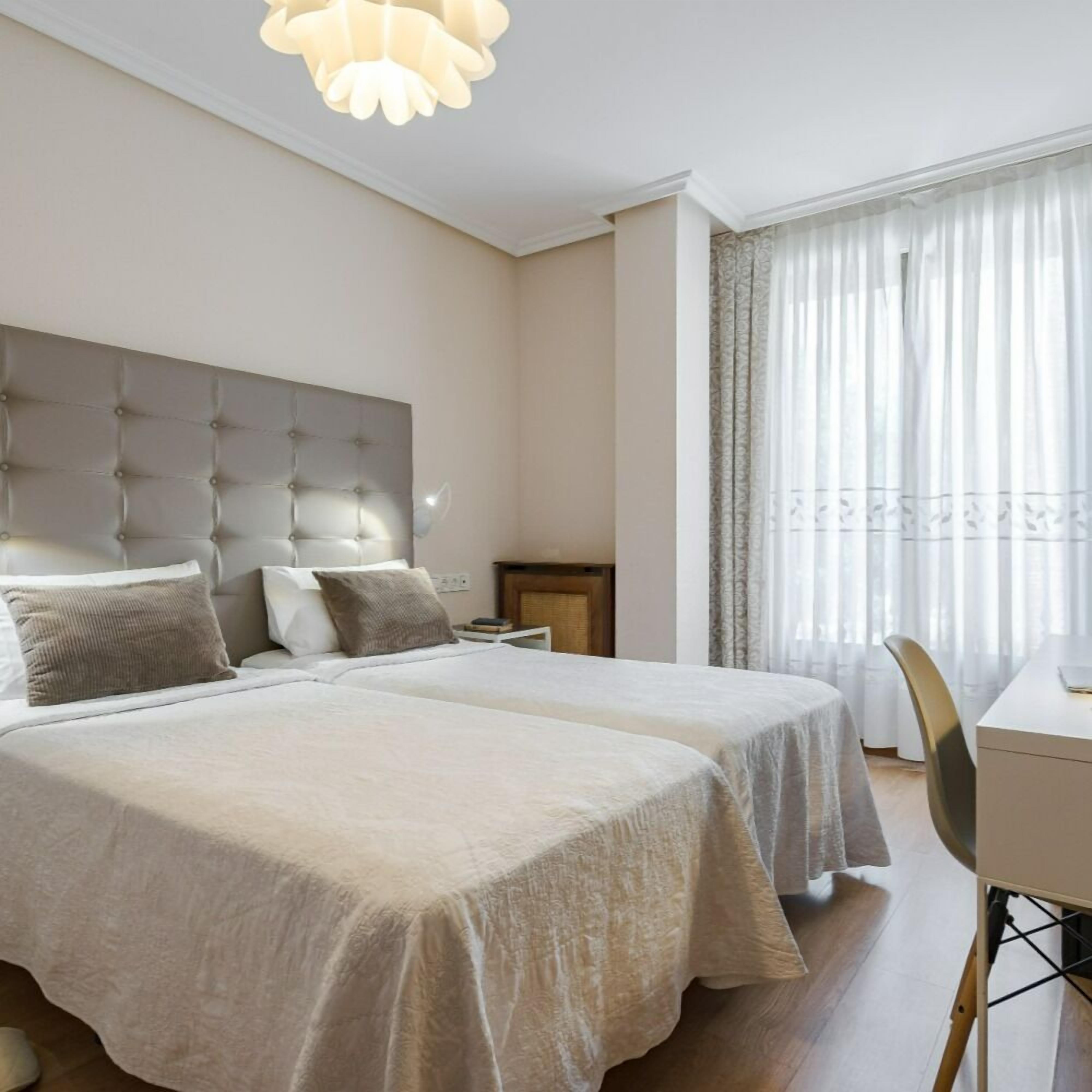 Klassieke driepersoonskamer | Een minibar, een kluis op de kamer, verduisterende gordijnen