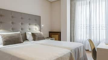 Klassieke driepersoonskamer | Een minibar, een kluis op de kamer, verduisterende gordijnen