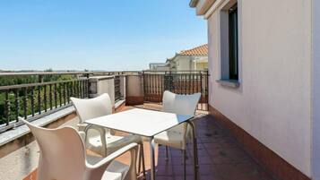 Habitación triple superior, balcón | Terraza o patio