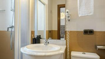 Een badkamer met een wastafel, toilet en douche.