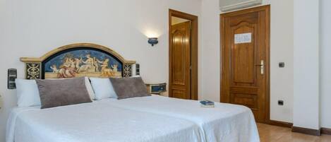 Doppia Standard | Minibar, una cassaforte in camera, tende oscuranti, ferro/asse da stiro