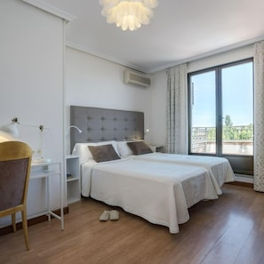 Kamar Triple Superior, balkon | Minibar, brankas, tirai kedap cahaya, dan setrika/meja setrika