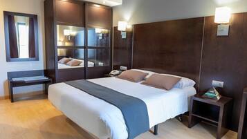 Premium tweepersoonskamer | Een kluis op de kamer, een bureau, een laptopwerkplek