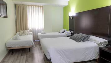 Habitación triple | Caja fuerte, escritorio, espacio para trabajar con un portátil