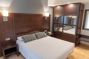 In-room safe, desk, laptop workspace, blackout drapes - Hotel Cardena (Burgos)