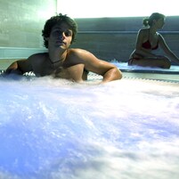 Salas de tratamientos para parejas, sauna, bañera de hidromasaje 